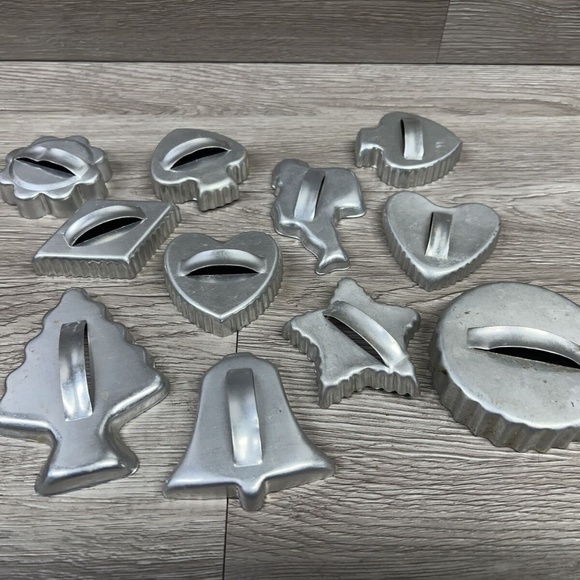 Aluminum Metal Cookie Cutters With Handles Lot of 1 Vintage Christmas Bells Star - Picture 1 of 9